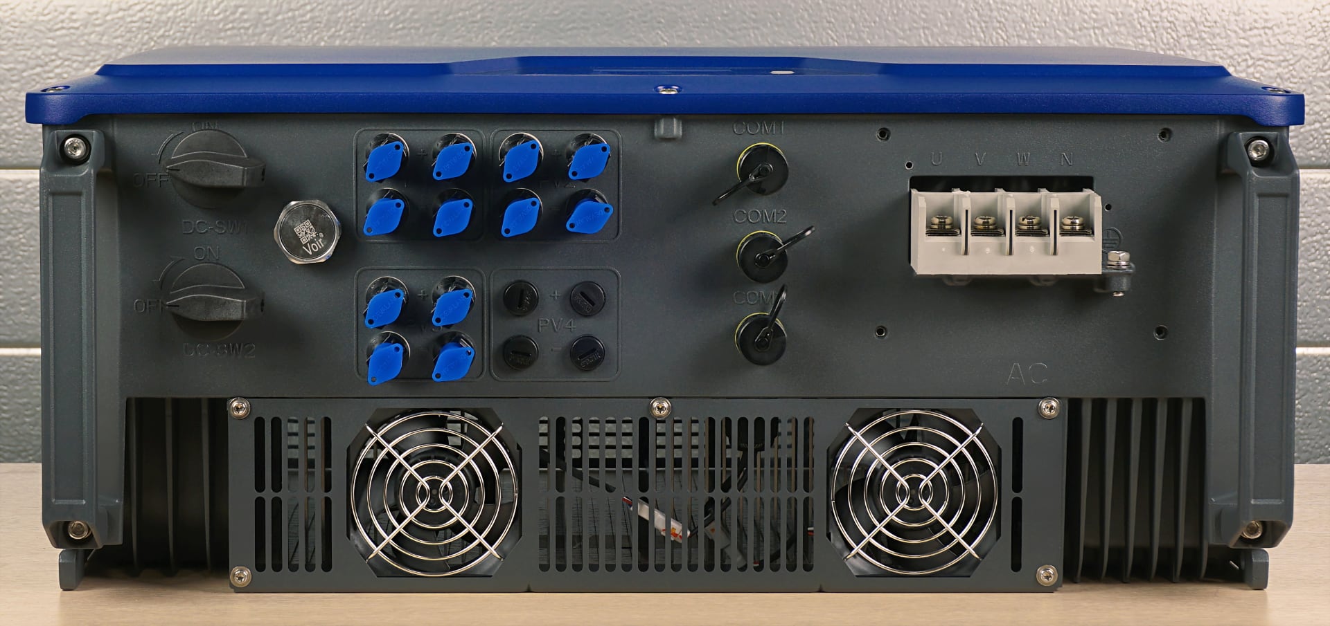 Нижняя часть инвер­тора Hypontech HPT 36K