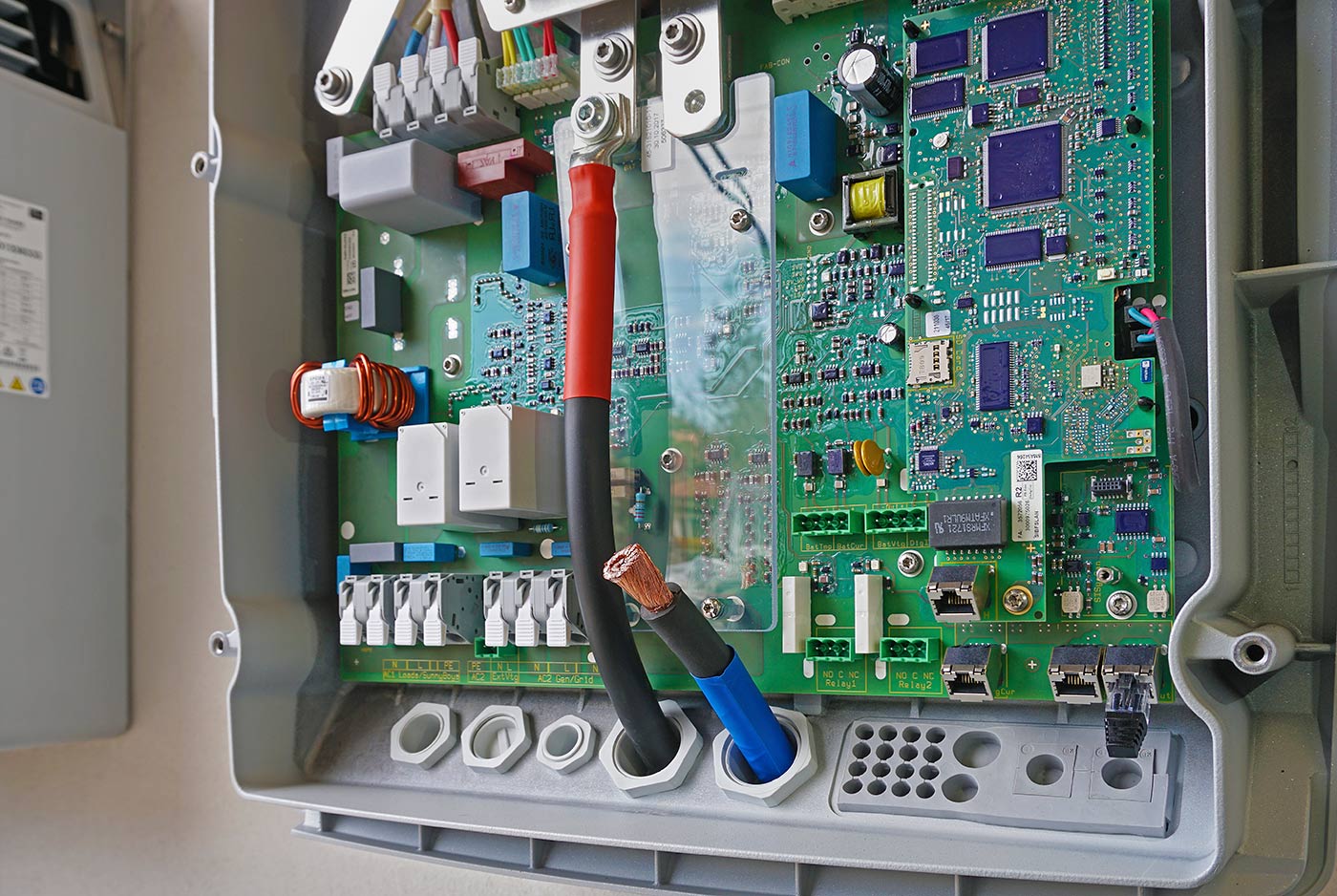 Connecting cables for DC voltage to the inverter SMA Sunny Island