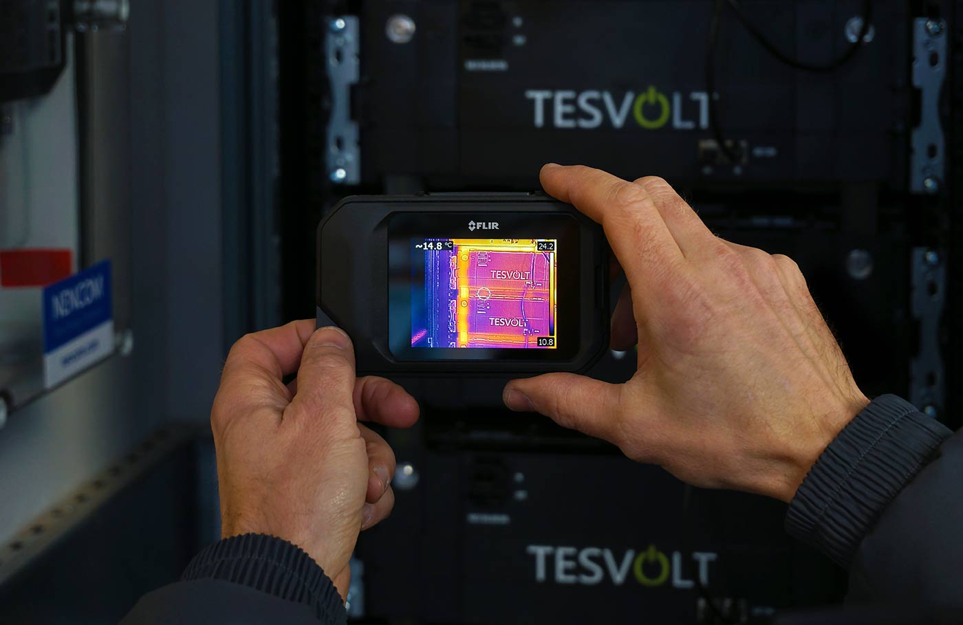 Checking the temperature of the energy storage system with a thermal imaging camera