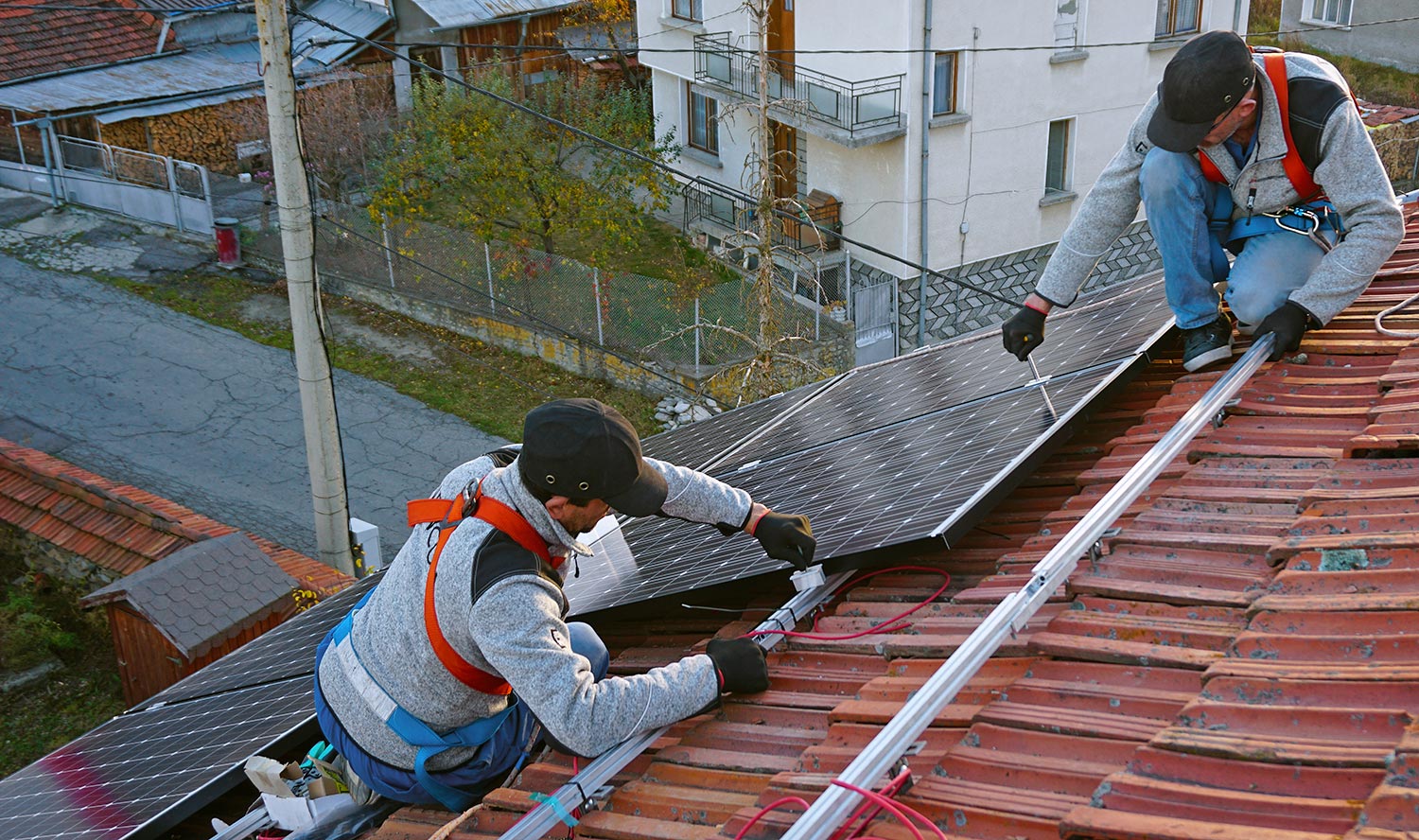 Installation of photovoltaic modules on the roof of the house