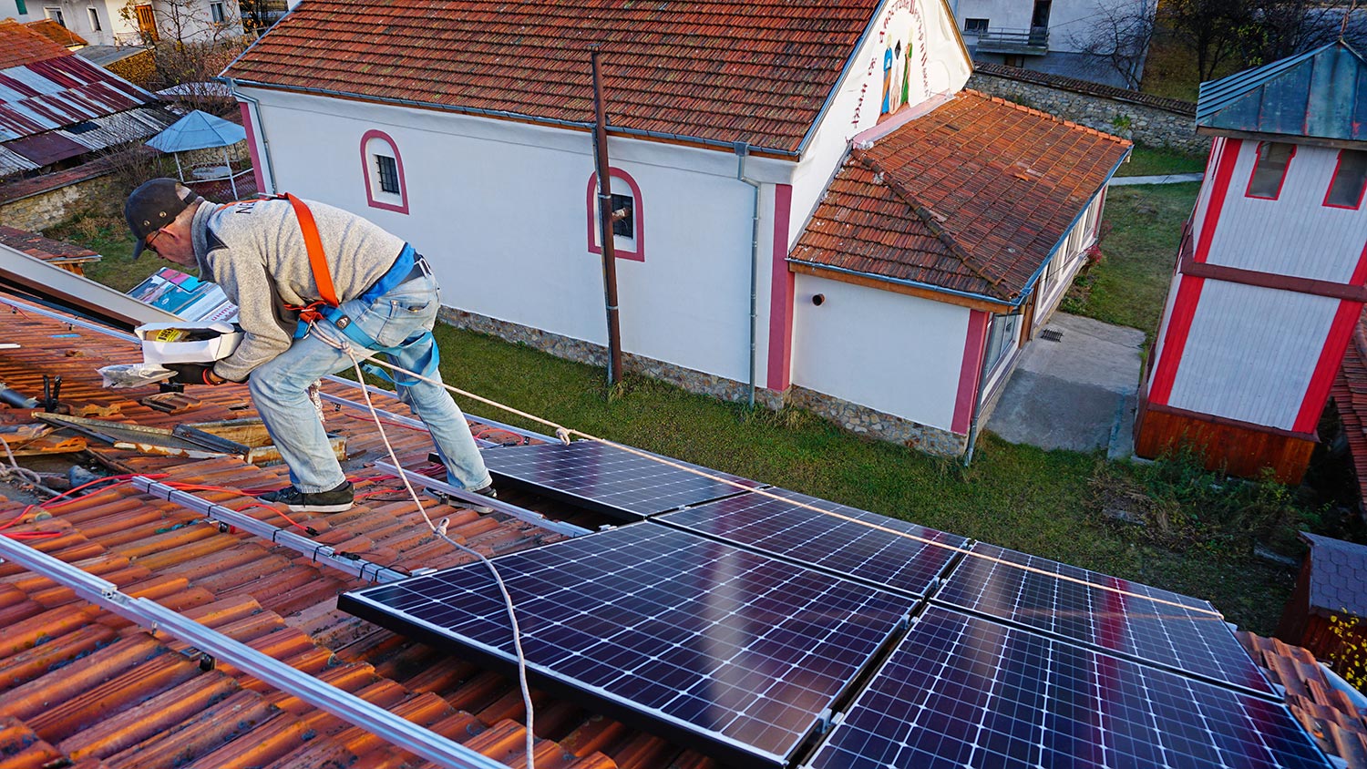 Installation of photovoltaic modules on the roof